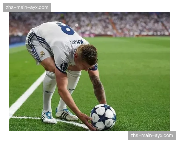 现场特写：伯纳乌球迷屏息凝视，克罗斯主罚关键禁区前任意球